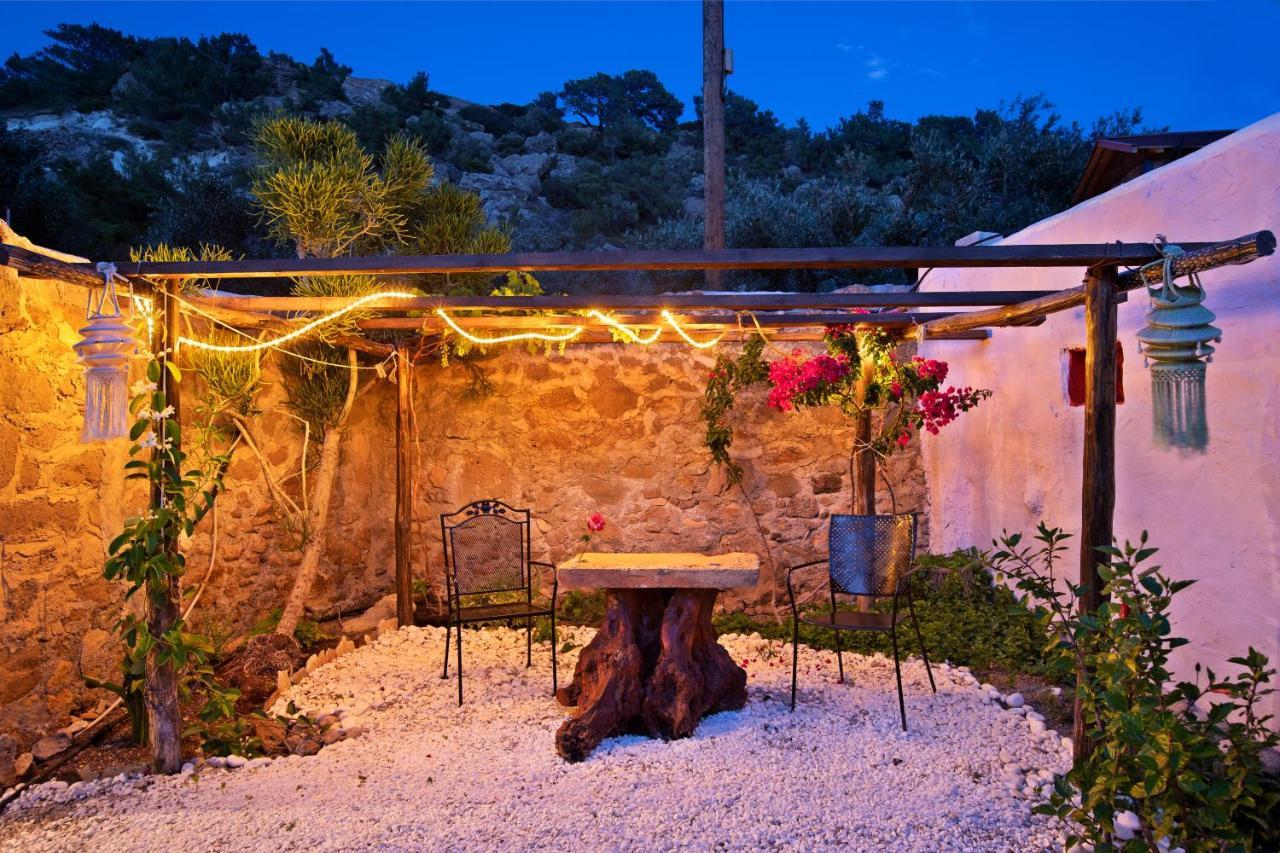 Natura Cottages Makrýgialos エクステリア 写真