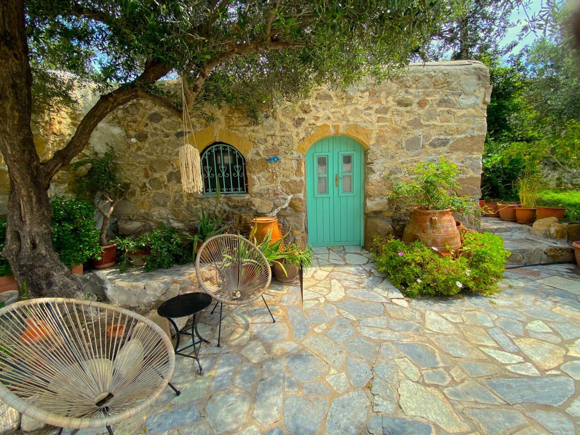 Natura Cottages Makrýgialos エクステリア 写真